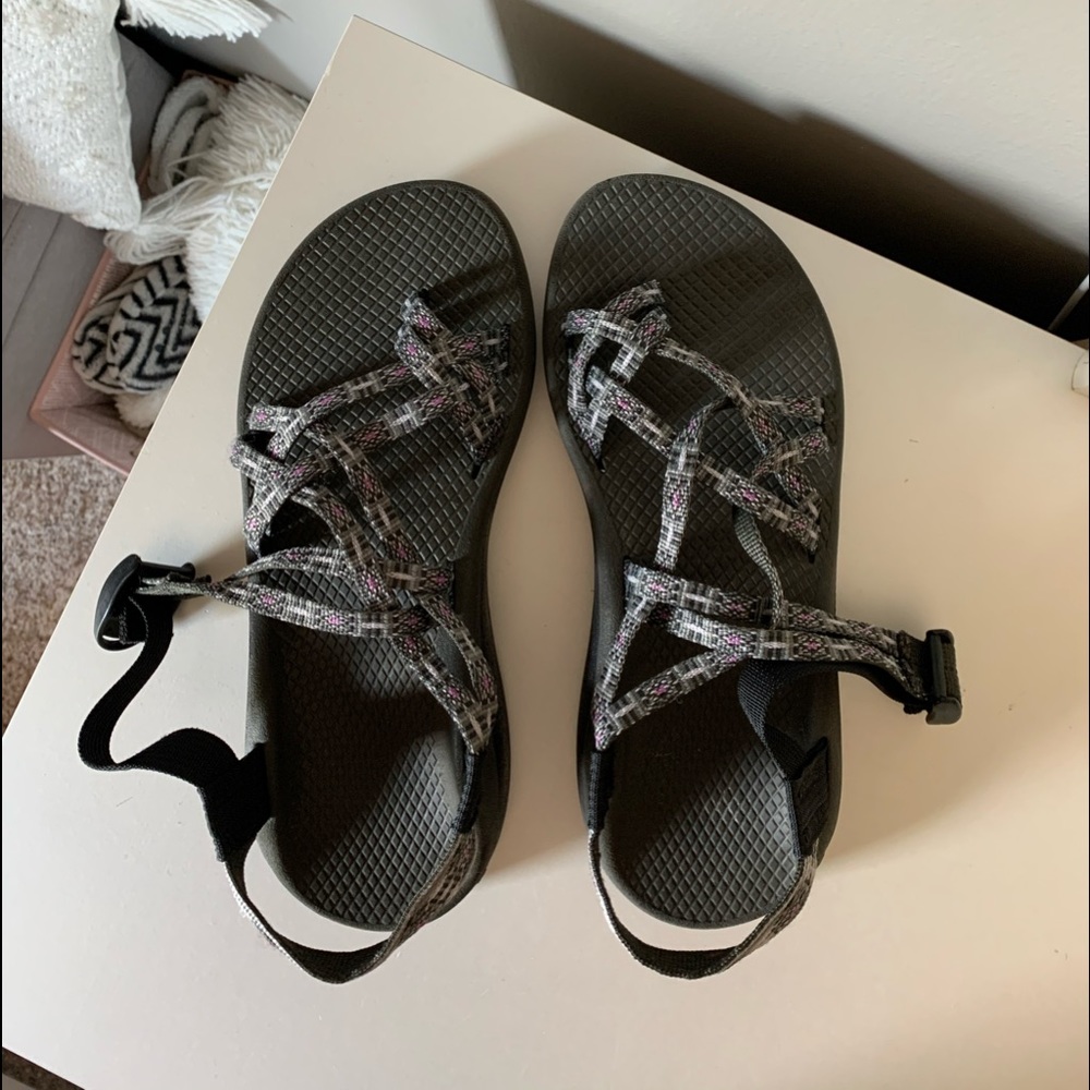 gray chaco’s size 8